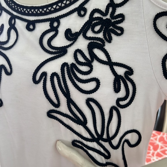 Open shoulder tunic top.  Size M - Picture 4 of 5